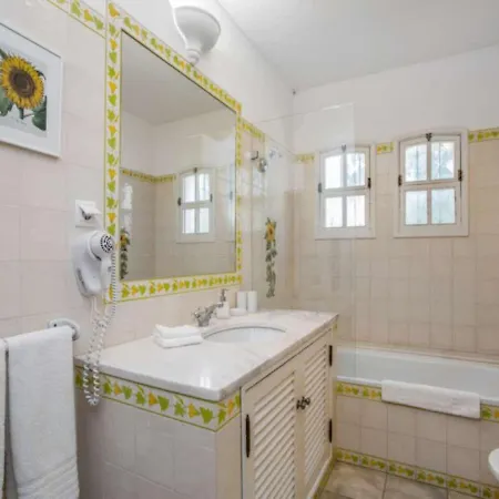 Beautiful Algarve 5 Bedrooms Pilar Amazing & Sea Views *